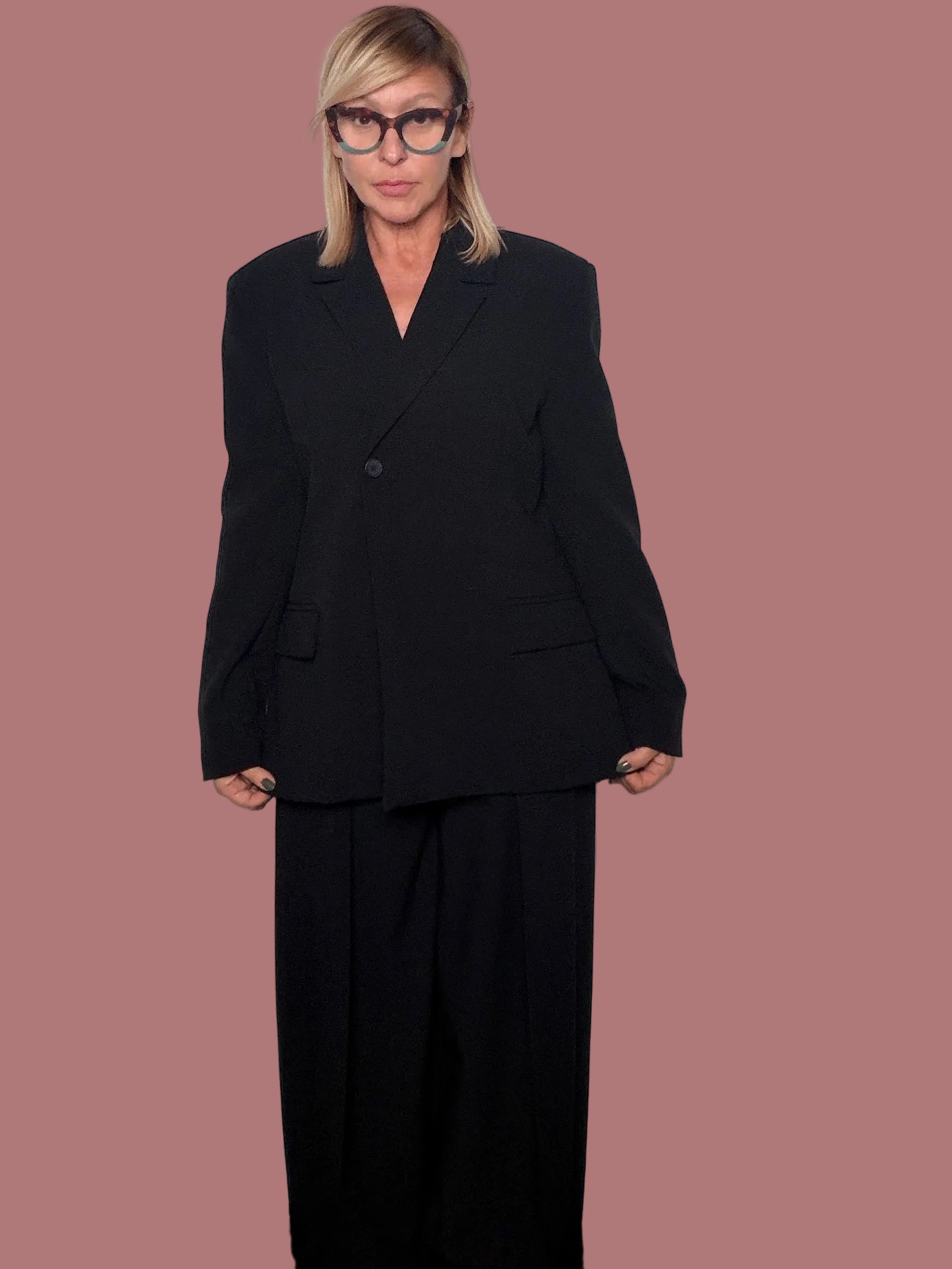 Giacca blazer nera con revers e dettagli metallici ai polsi