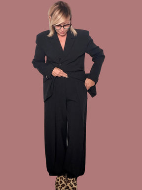 Pantalone nero ampio con polsino alla caviglia