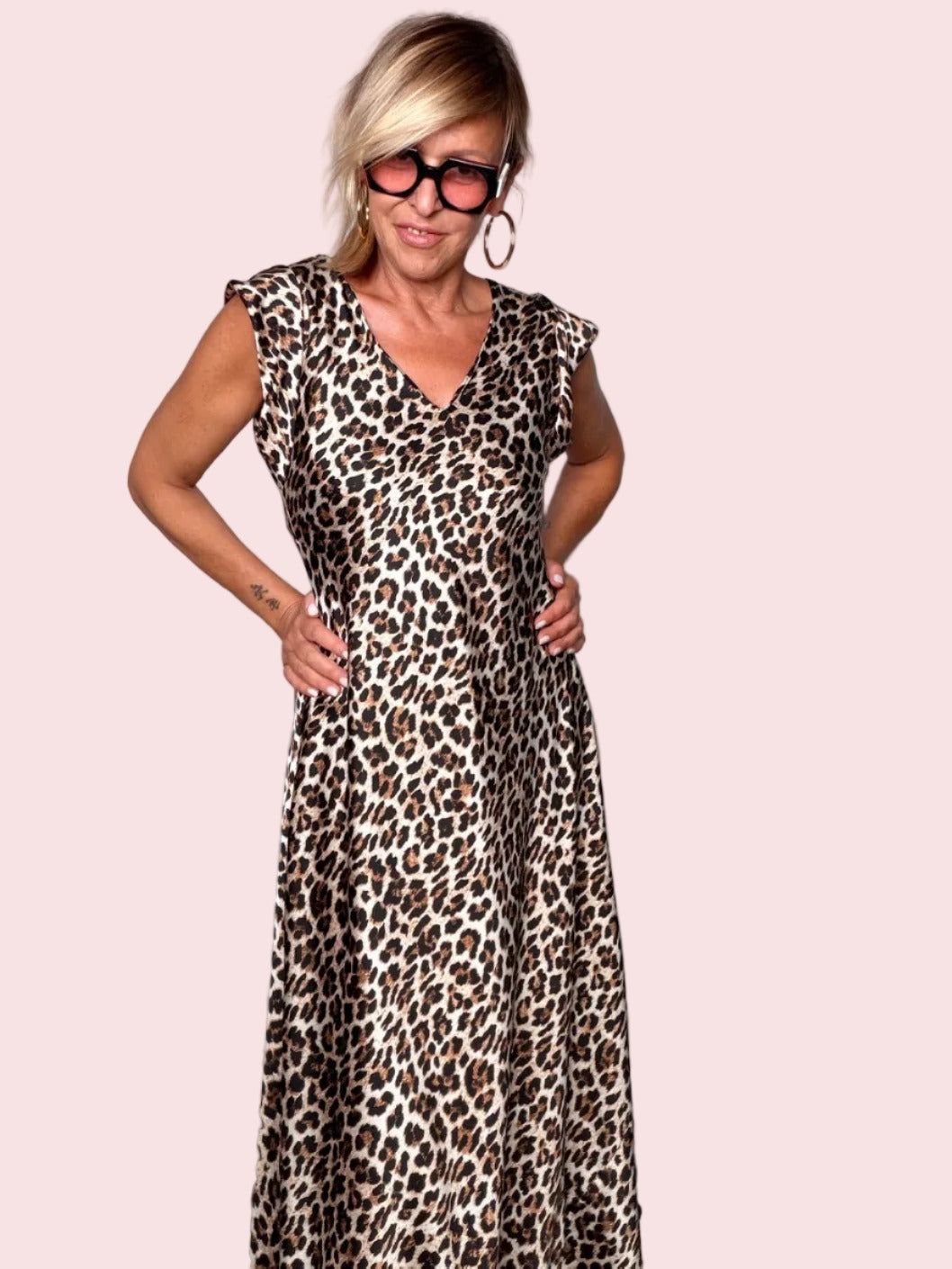 Abito Maxi Leopardato con Scollo a V e Volant — Beige/Marrone