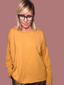 Maglia ampia con borchie sullo scollo
