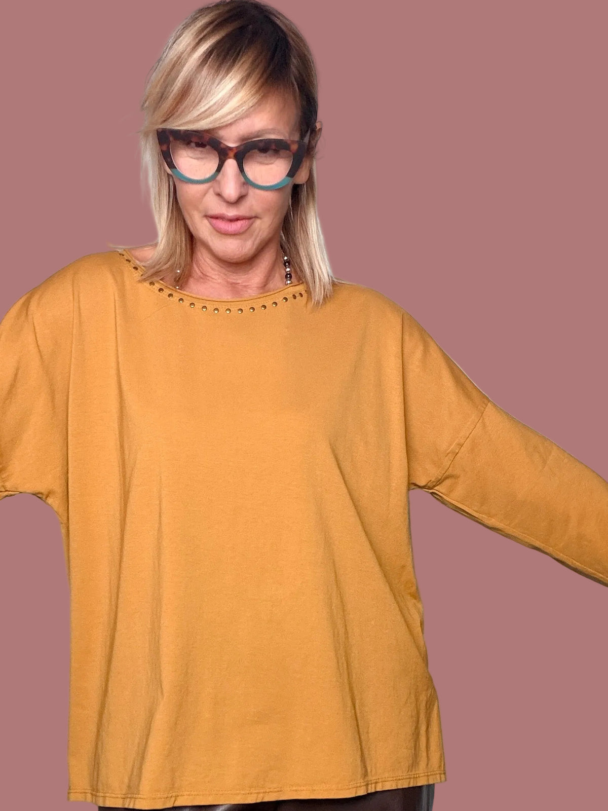 Maglia ampia con borchie sullo scollo
