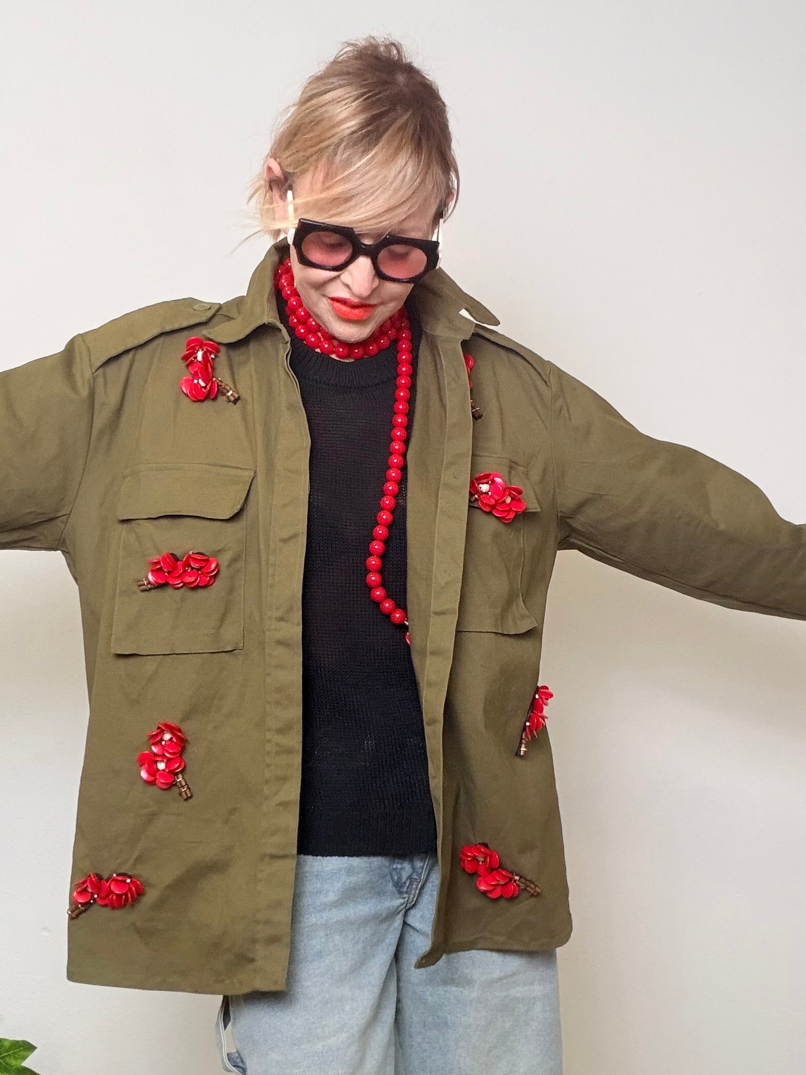 Giacca Militare con Applicazioni Floreali Rosse