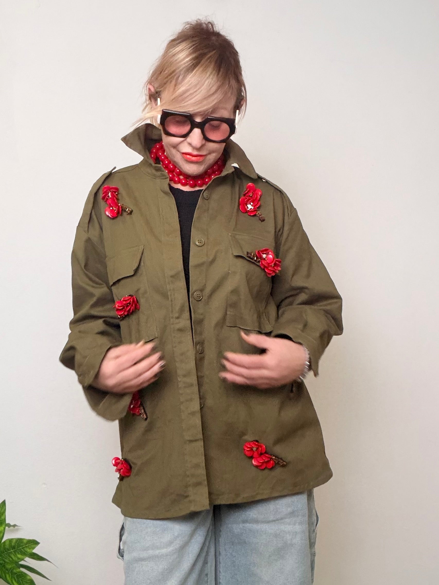 Giacca Militare con Applicazioni Floreali Rosse