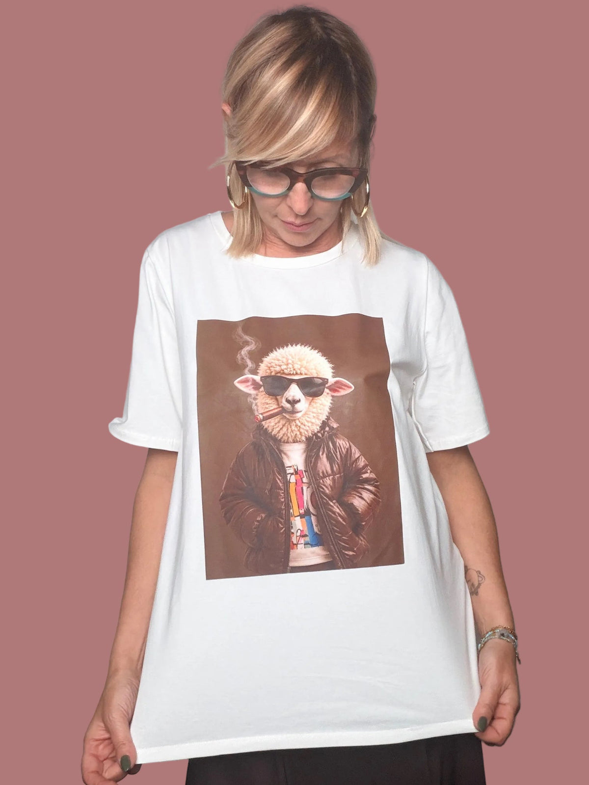 T-shirt bianca con stampa pecorella rock