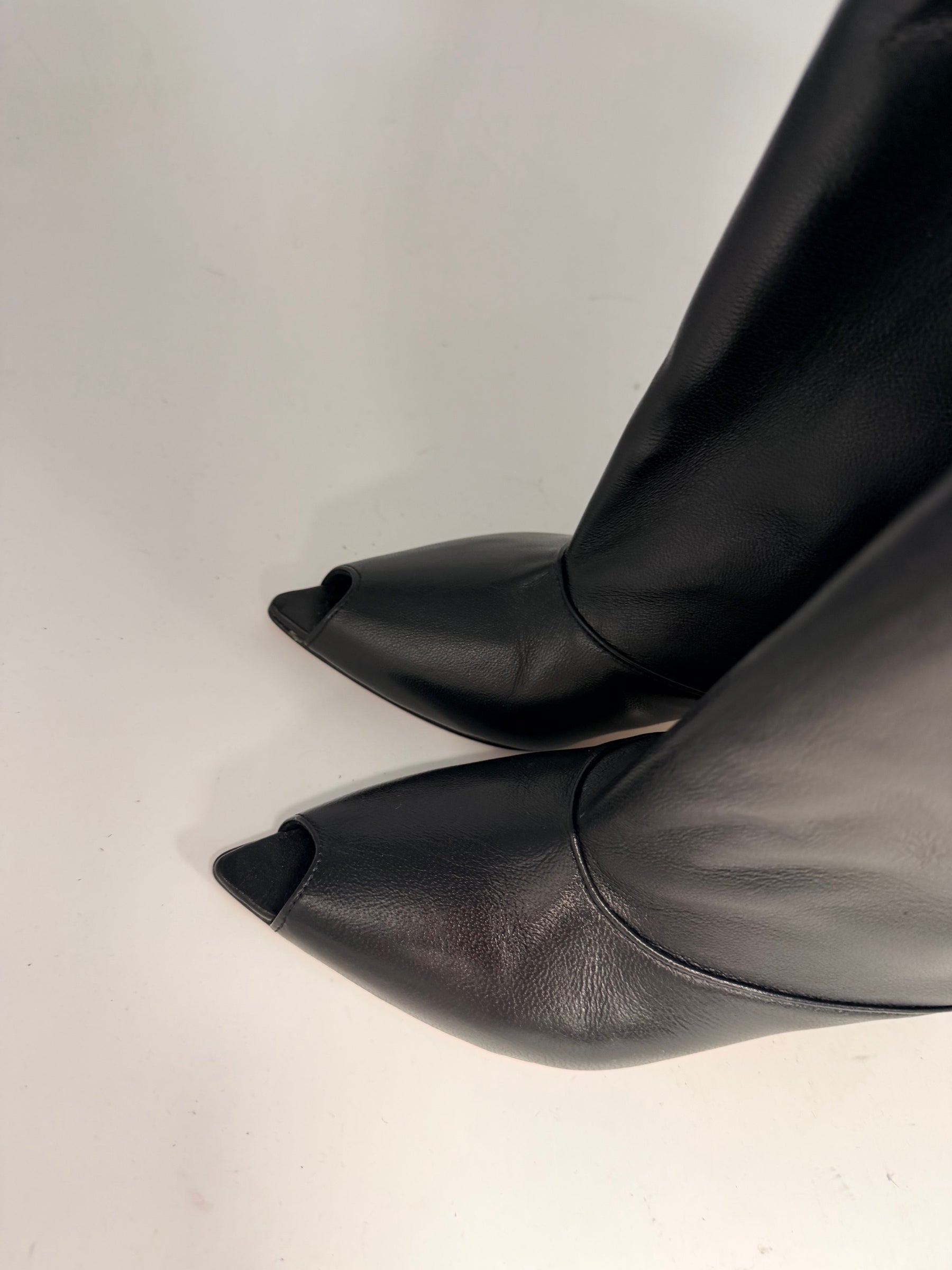 Stivaletto Kitten Heel con Gambale largo e punta aperta