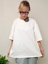 T-shirt Oversize Bianca con Collana Floreale