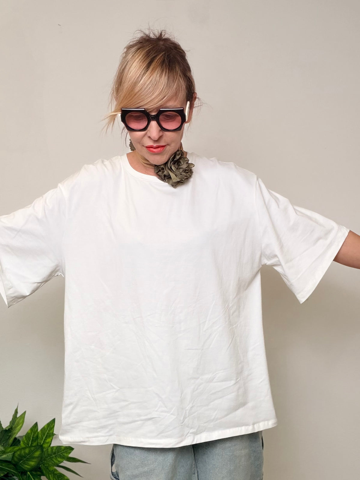 T-shirt Oversize Bianca con Collana Floreale