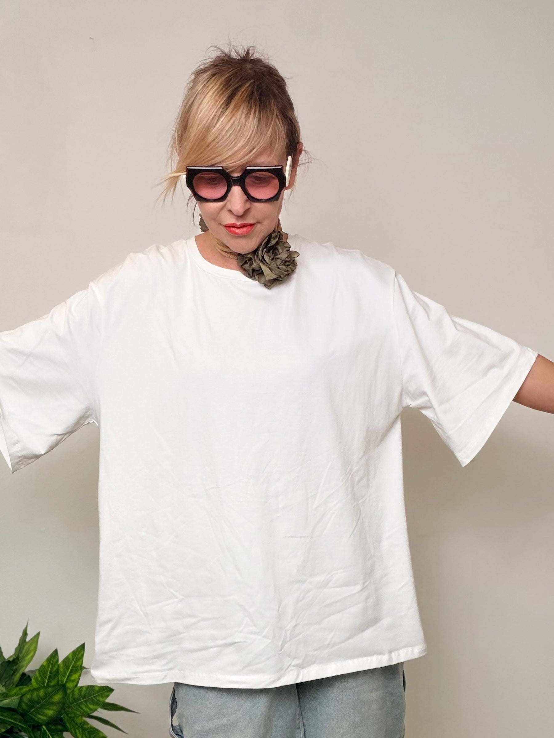 T-shirt Oversize Bianca con Collana Floreale
