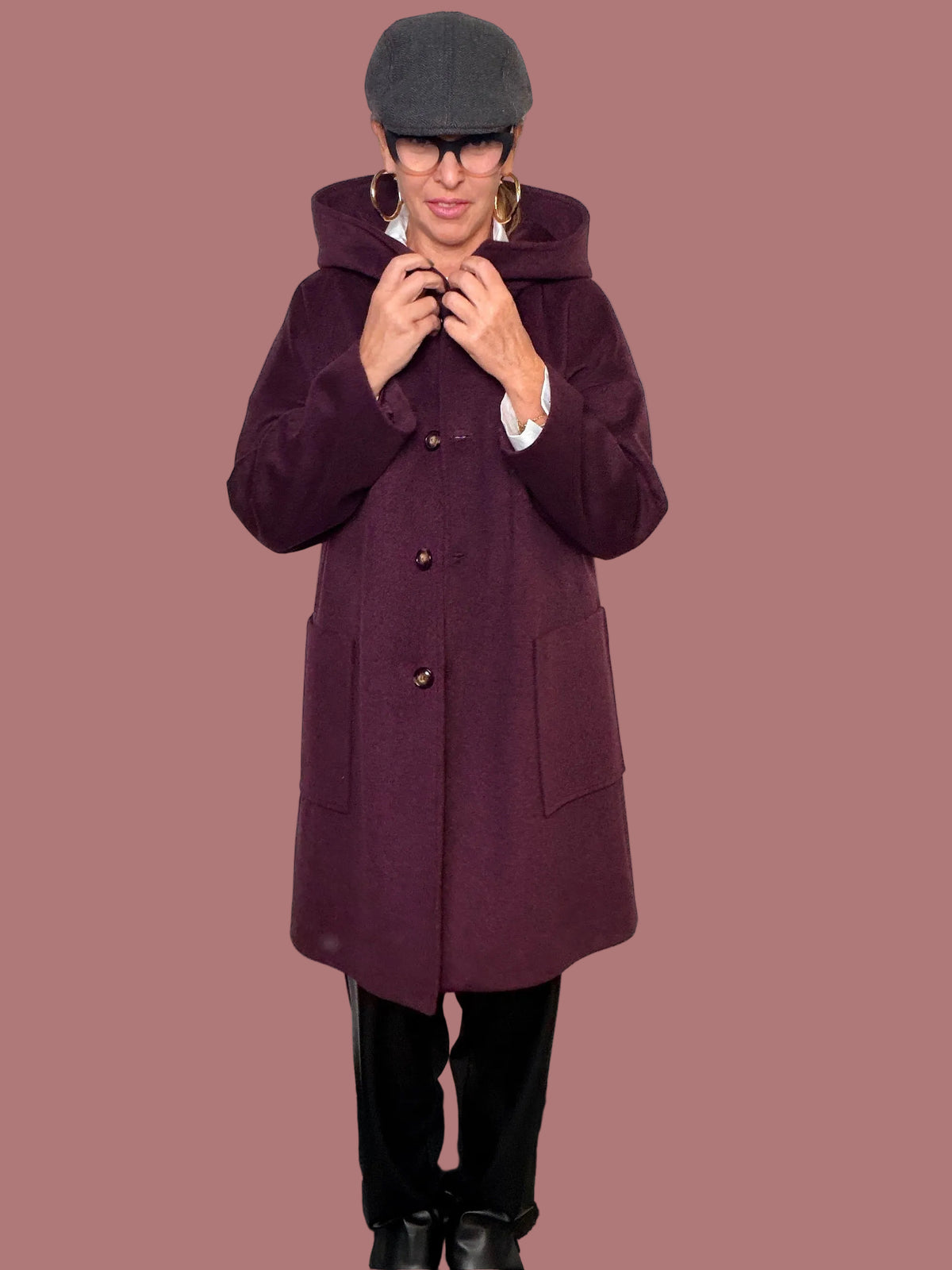 Cappotto prugna con cappuccio e tasche applicate