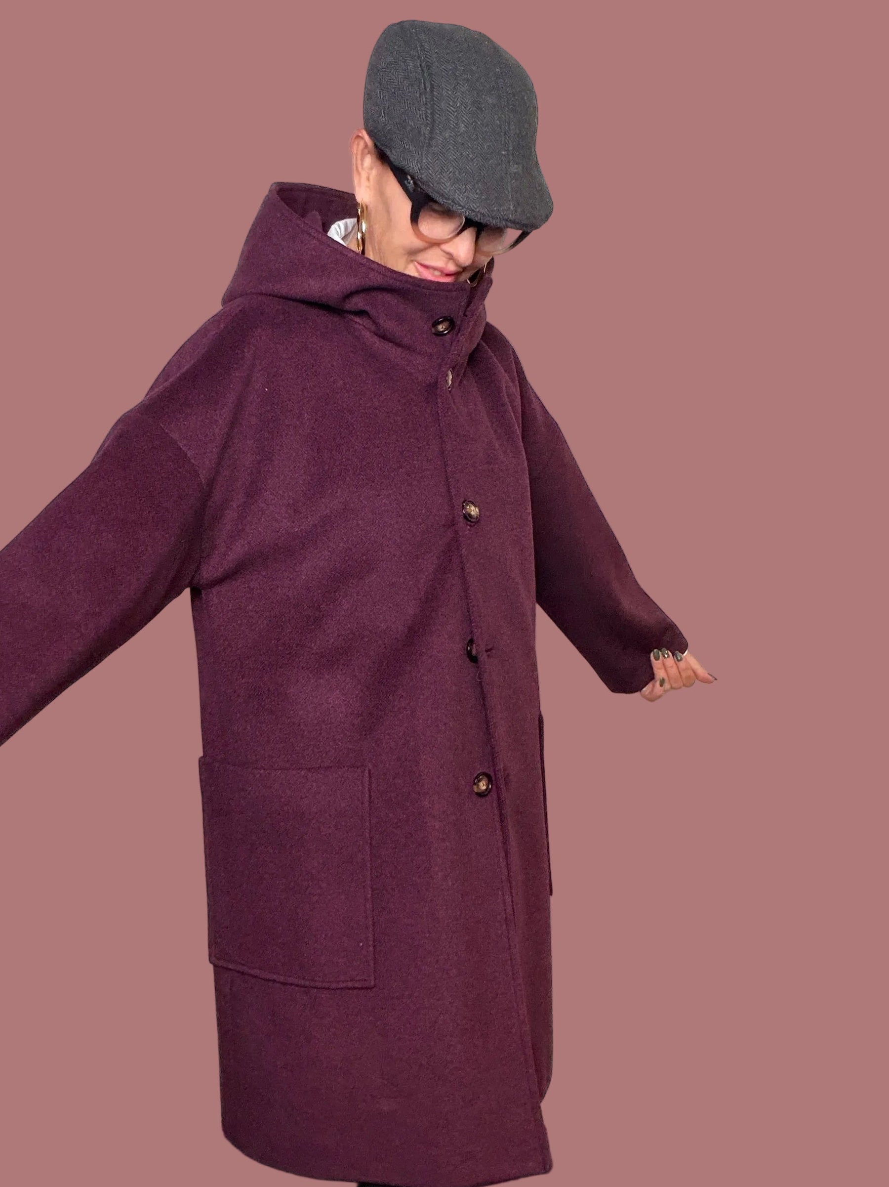 Cappotto prugna con cappuccio e tasche applicate