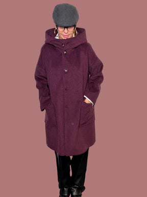 Cappotto prugna con cappuccio e tasche applicate