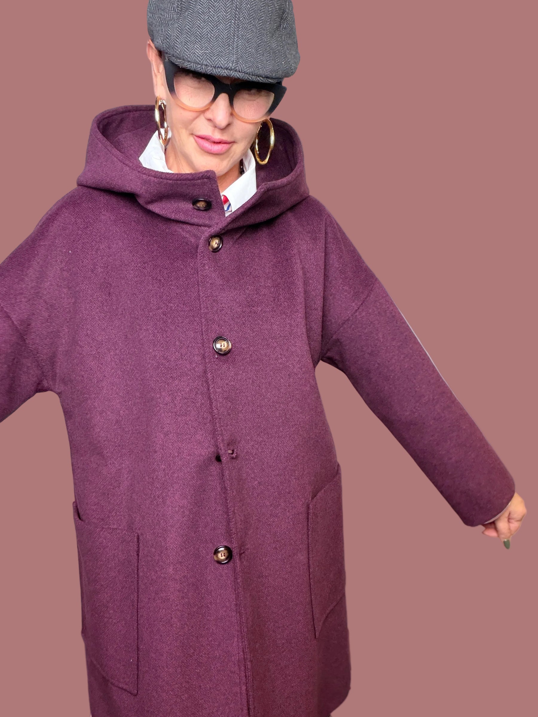 Cappotto prugna con cappuccio e tasche applicate