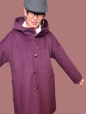 Cappotto prugna con cappuccio e tasche applicate