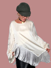 Camicia effetto satin con frange e fondo asimmetrico