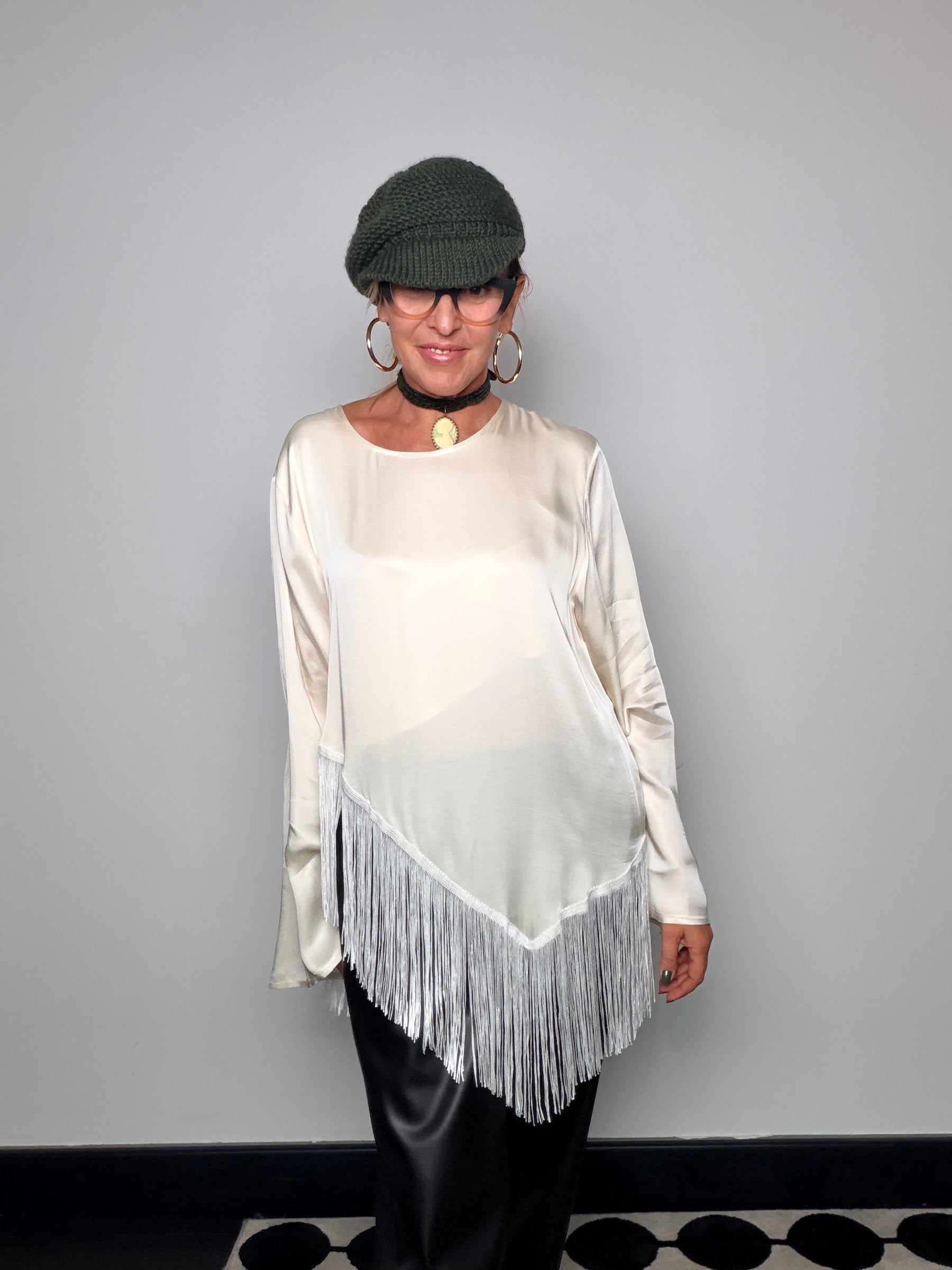 Camicia effetto satin con frange e fondo asimmetrico
