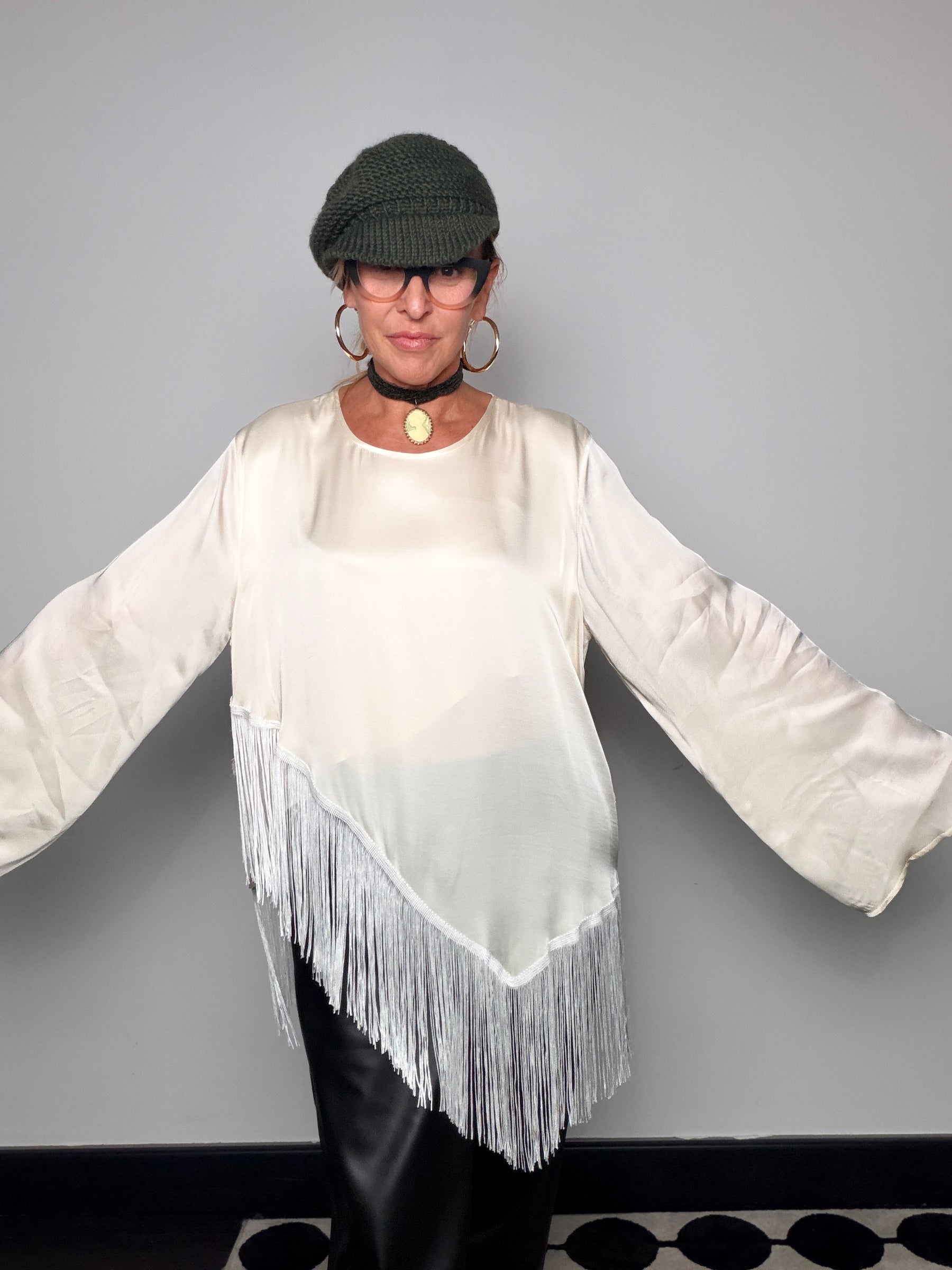 Camicia effetto satin con frange e fondo asimmetrico