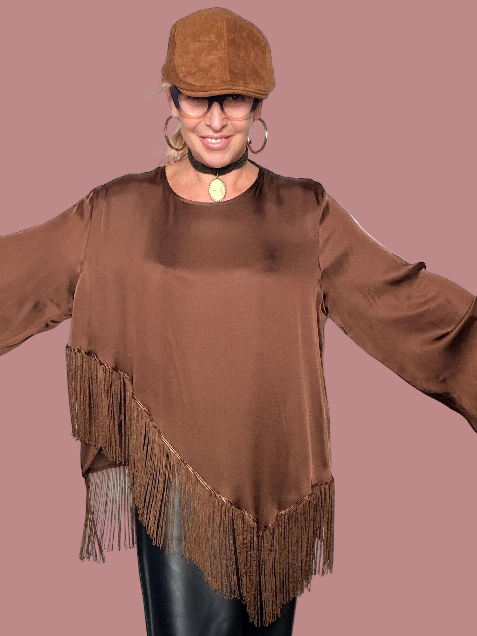 Camicia effetto satin con frange e fondo asimmetrico