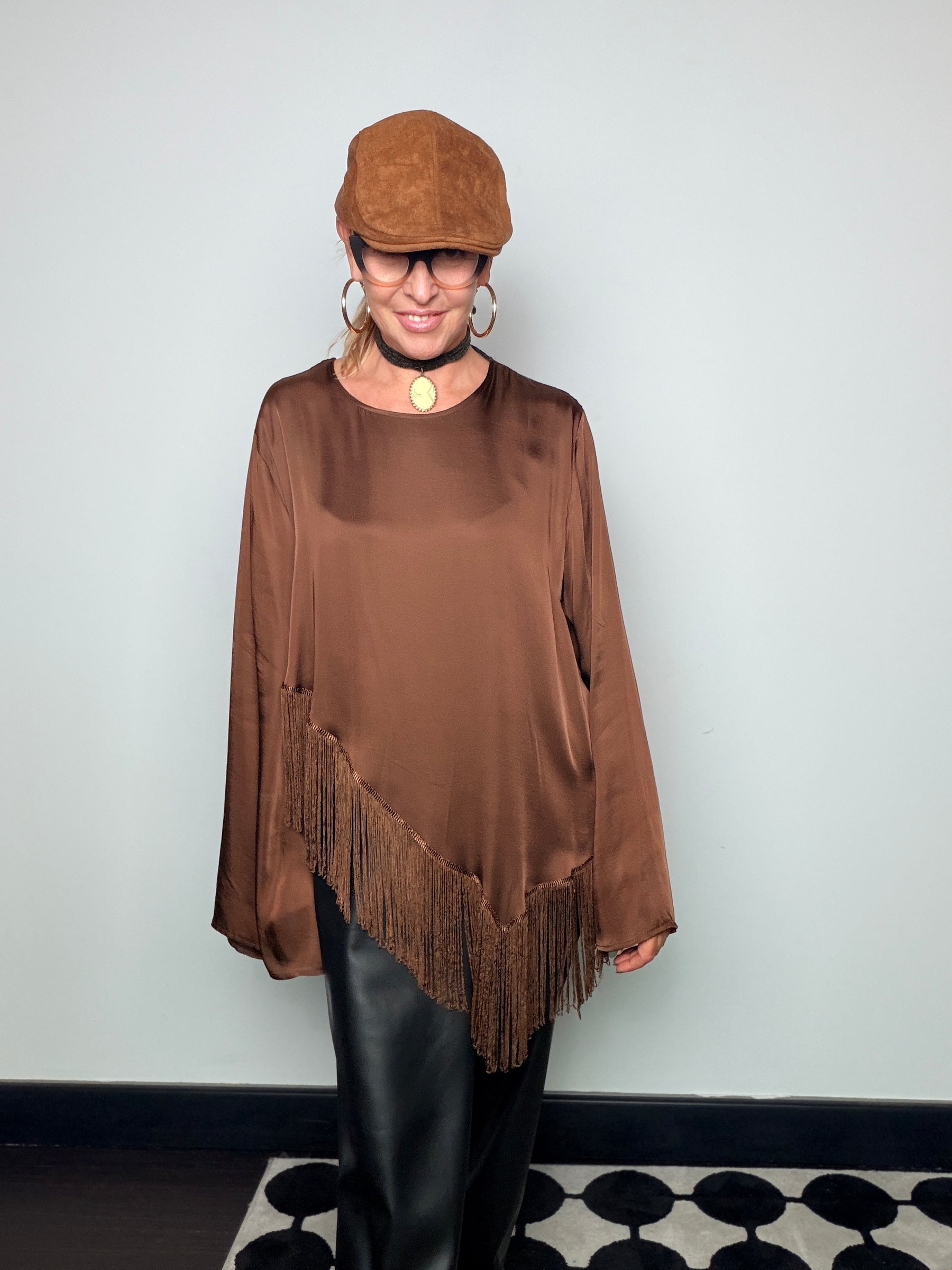Camicia effetto satin con frange e fondo asimmetrico
