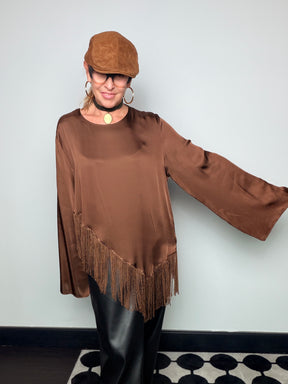 Camicia effetto satin con frange e fondo asimmetrico