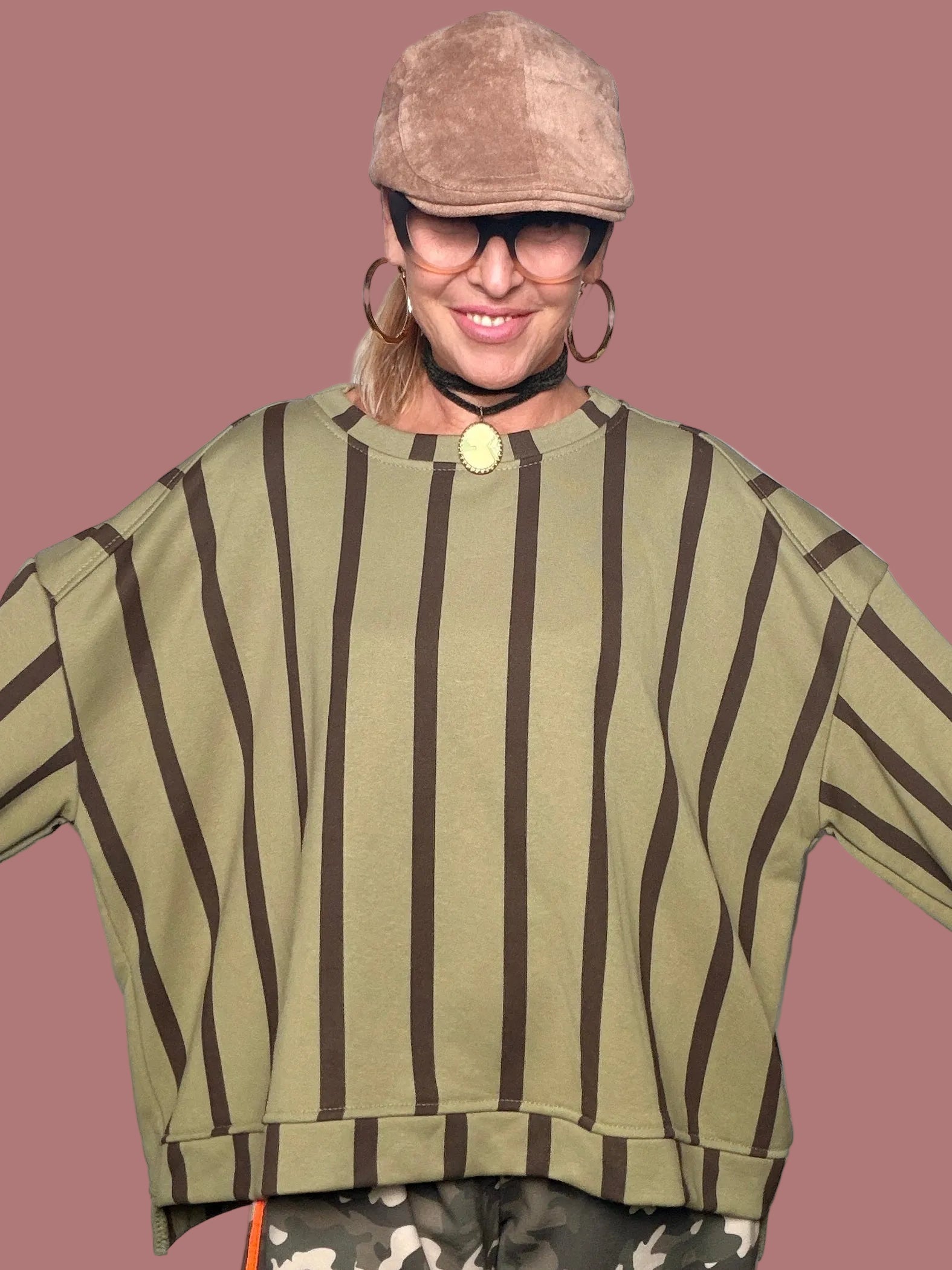 Felpa Over a Righe Verde Oliva con Maniche Ampie
