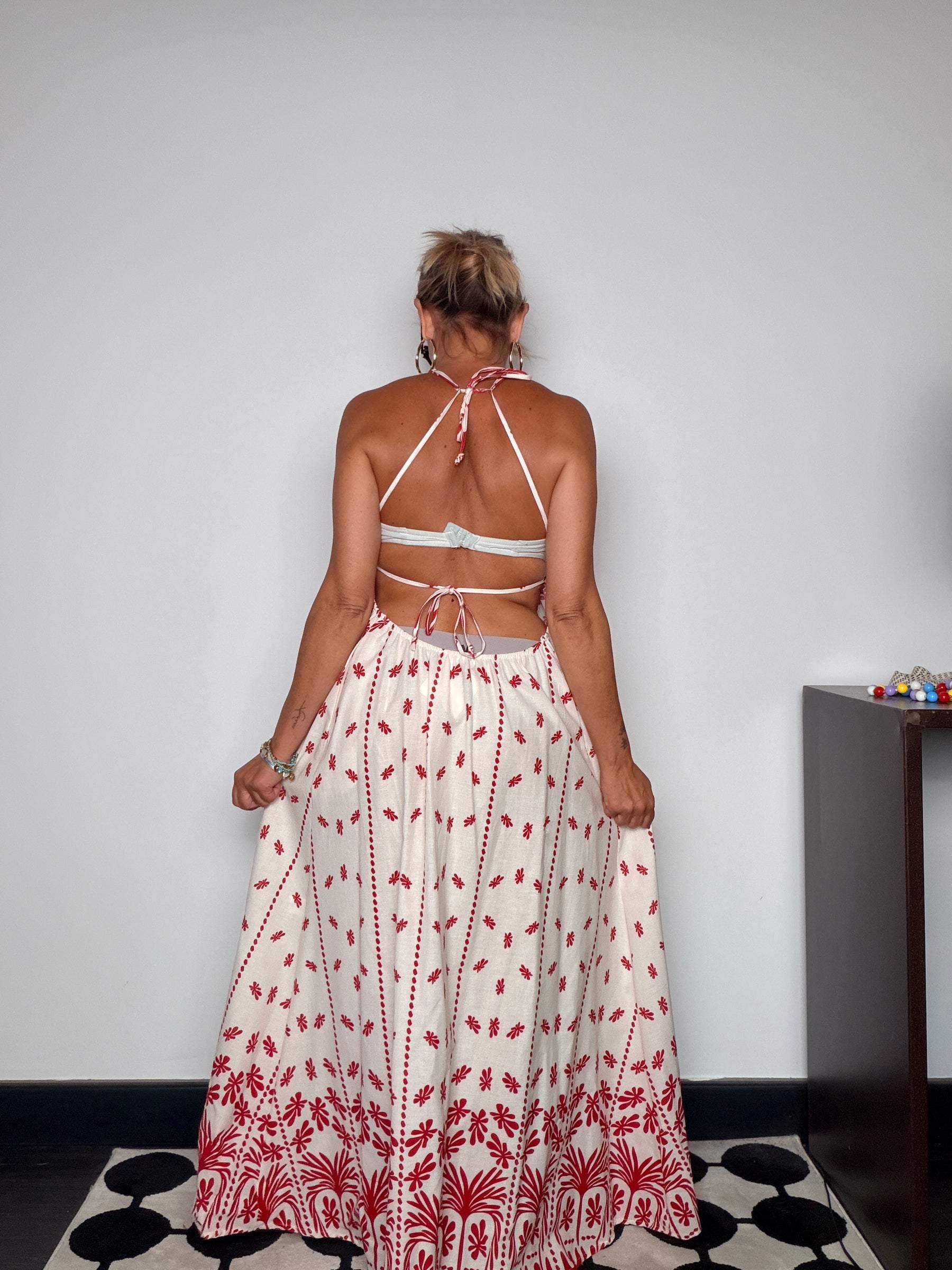 Abito Maxi Halter — Ricamo Folk Rosso su Fondo Avorio