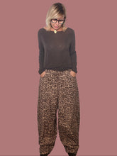 Pantalone over animalier beige e marrone indossato, vista frontale