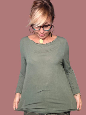 Maglia verde con scollo a barca e linea svasata