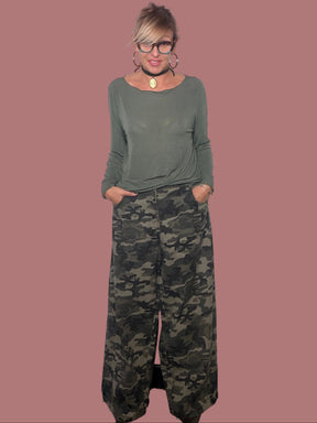Pantalone palazzo camouflage indossato, vista frontale