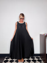 Abito Maxi Plissé Nero — Scollo Tondo con Bordo Avorio