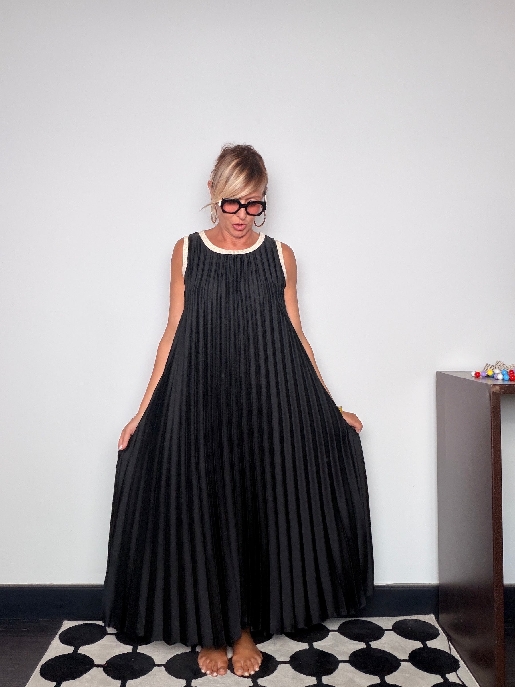 Abito Maxi Plissé Nero — Scollo Tondo con Bordo Avorio