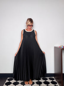 Abito Maxi Plissé Nero — Scollo Tondo con Bordo Avorio