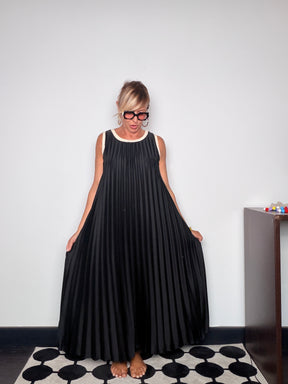 Abito Maxi Plissé Nero — Scollo Tondo con Bordo Avorio