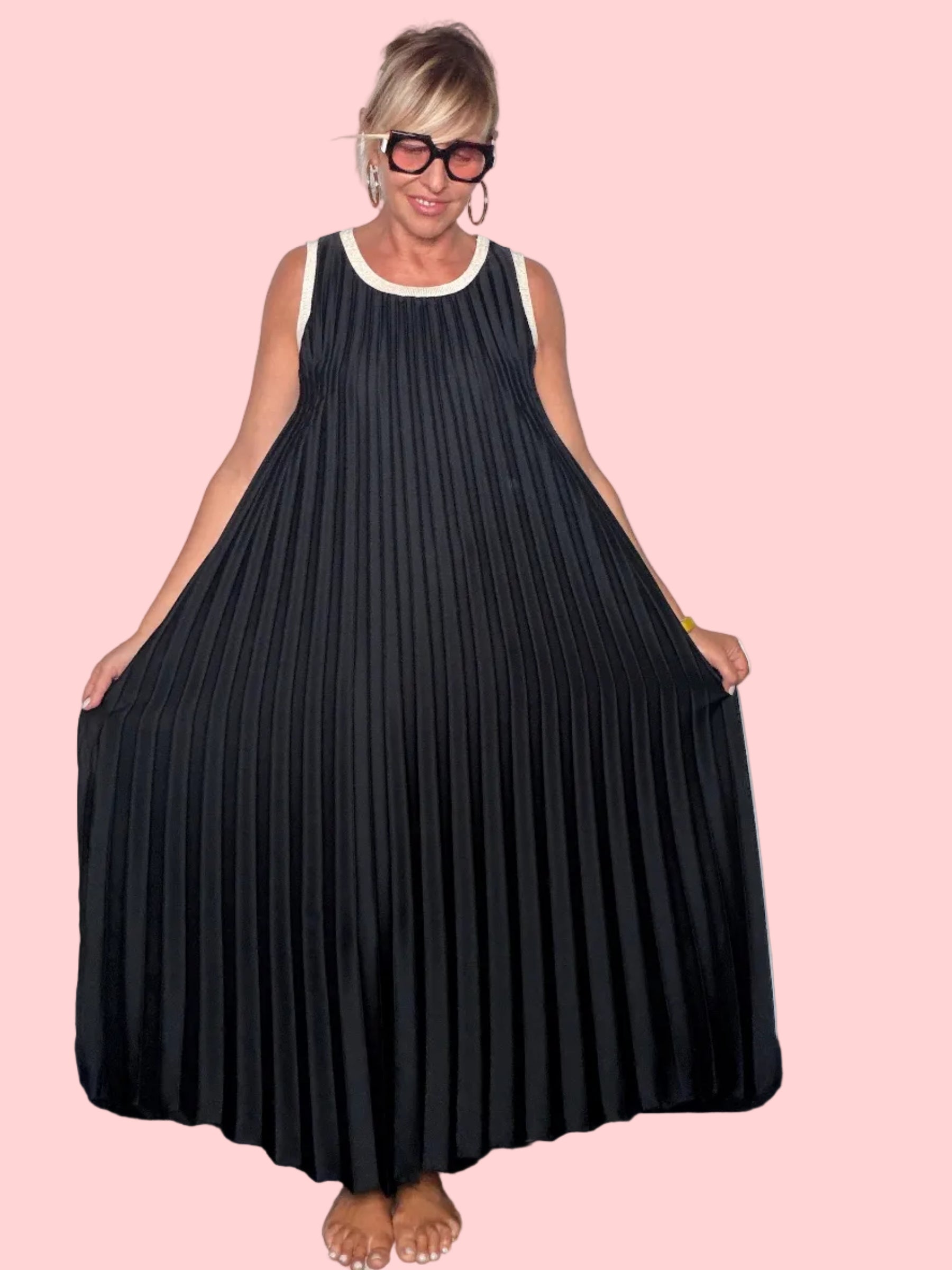 Abito Maxi Plissé Nero — Scollo Tondo con Bordo Avorio