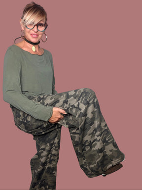 Pantalone camouflage con gamba ampia, dettaglio laterale