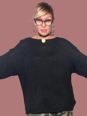 Maglia over nera con maniche ampie, vista frontale