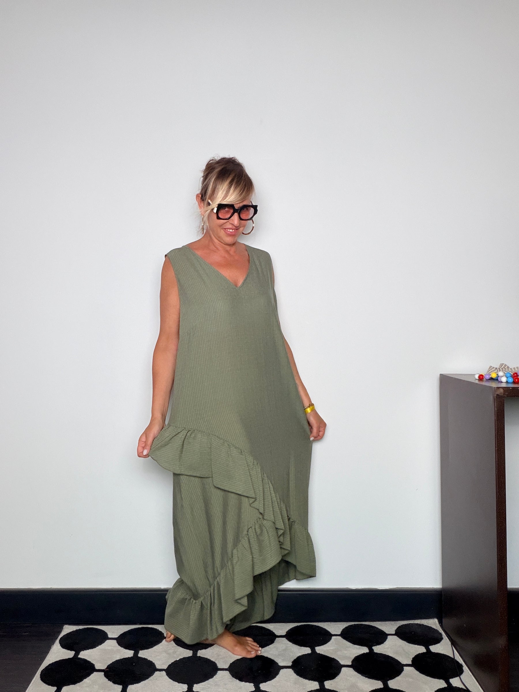Abito Maxi Oversize — Scollo V e Balze Asimmetriche a Cascata