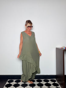 Abito Maxi Oversize — Scollo V e Balze Asimmetriche a Cascata
