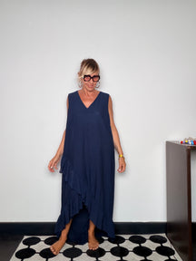 Abito Maxi Oversize — Scollo V e Balze Asimmetriche a Cascata