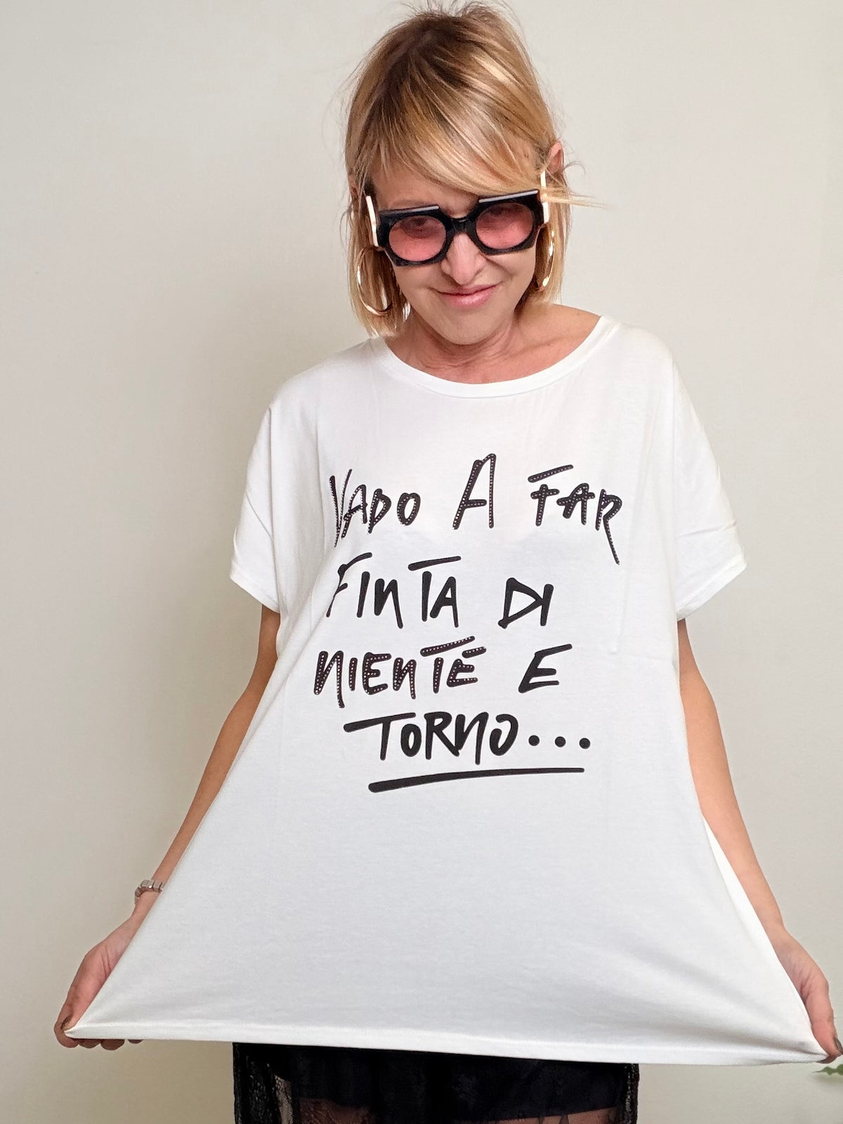T-shirt Oversize con Scritta Ironica "Vado a Far Finta"