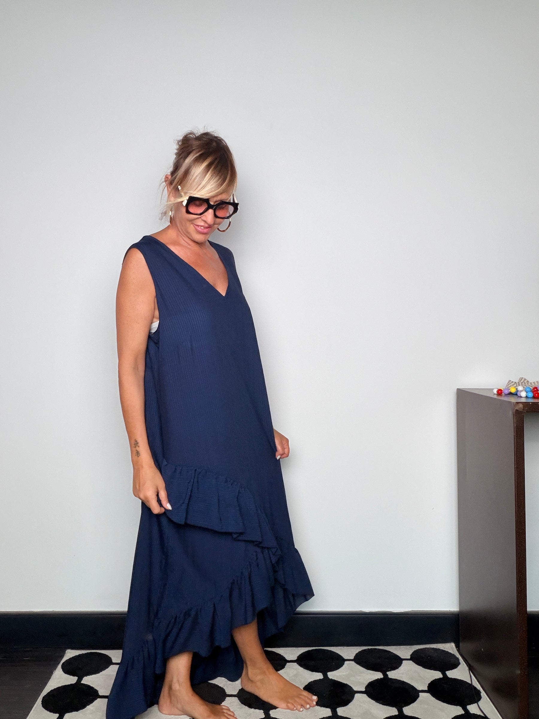 Abito Maxi Oversize — Scollo V e Balze Asimmetriche a Cascata