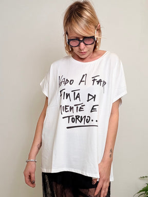 T-shirt Oversize con Scritta Ironica "Vado a Far Finta"