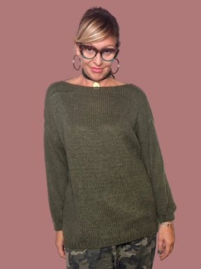 Dettaglio posteriore della maglia verde con pizzo floreale