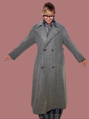 Cappotto lungo grigio doppiopetto, vista di tre quarti