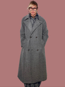 Cappotto grigio doppiopetto con ampio rever, vista frontale