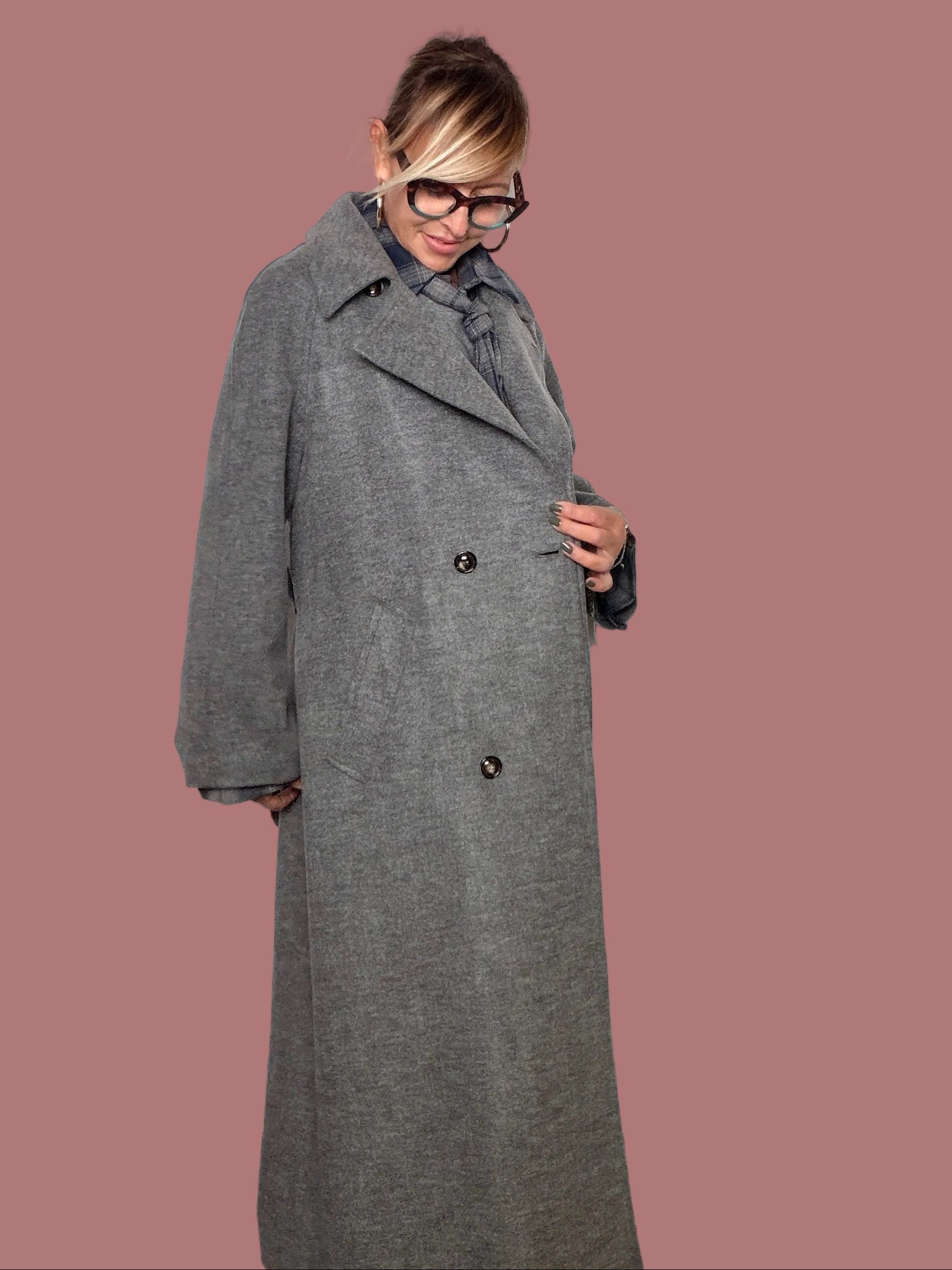 Cappotto lungo grigio con tasche laterali indossato