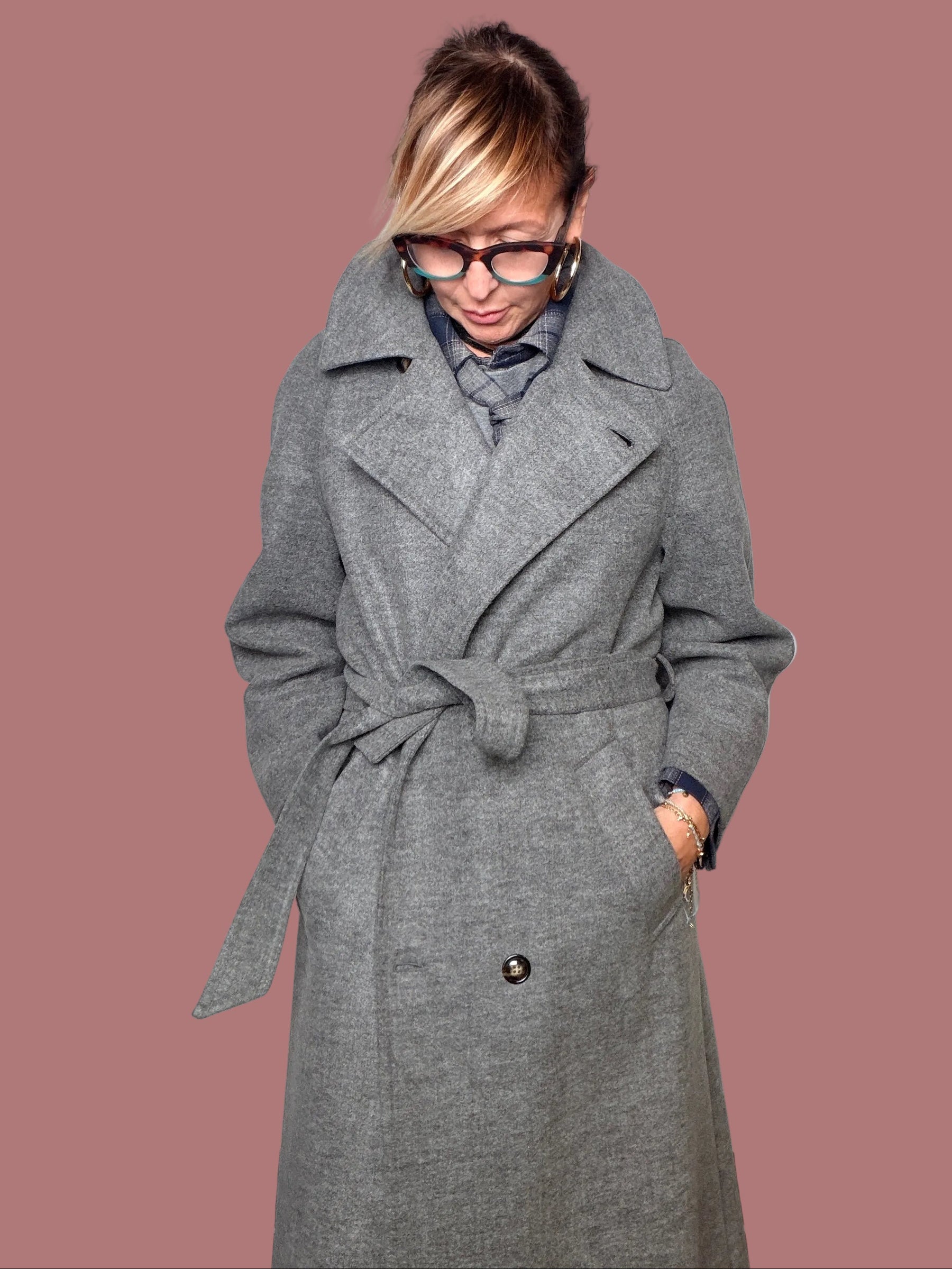 Cappotto grigio con cintura annodata in vita