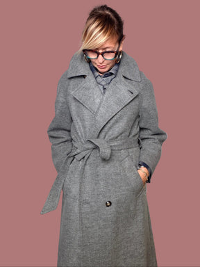 Cappotto grigio con cintura annodata in vita