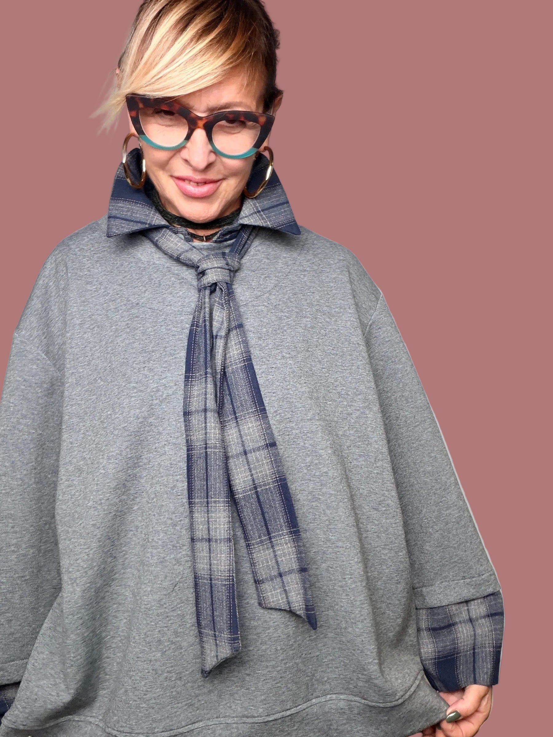 Felpa over grigio mélange con maniche ampie, vista frontale