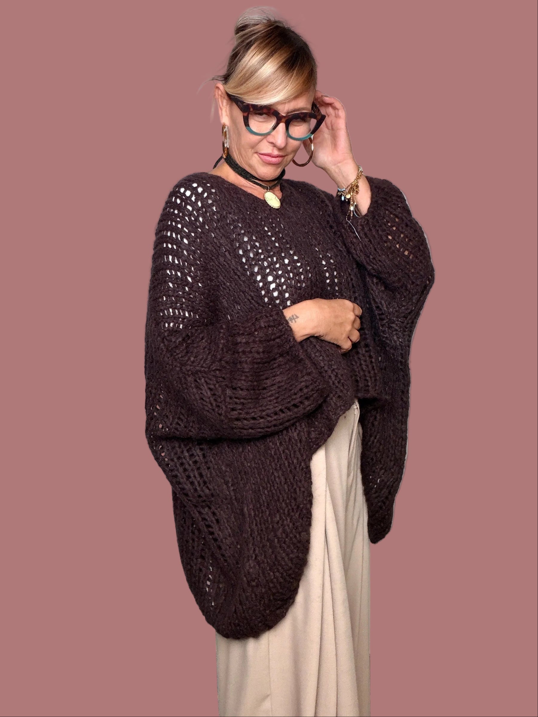 Maglia oversize a rete marrone Flo&Poi, vista frontale indossata