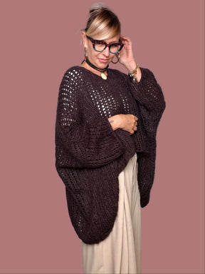Maglia oversize a rete marrone Flo&Poi, vista frontale indossata
